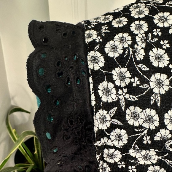 LOFT Black White Floral Daisy Flutter Sleeveless Blouse With Eyelet Trim L - Picture 7 of 11